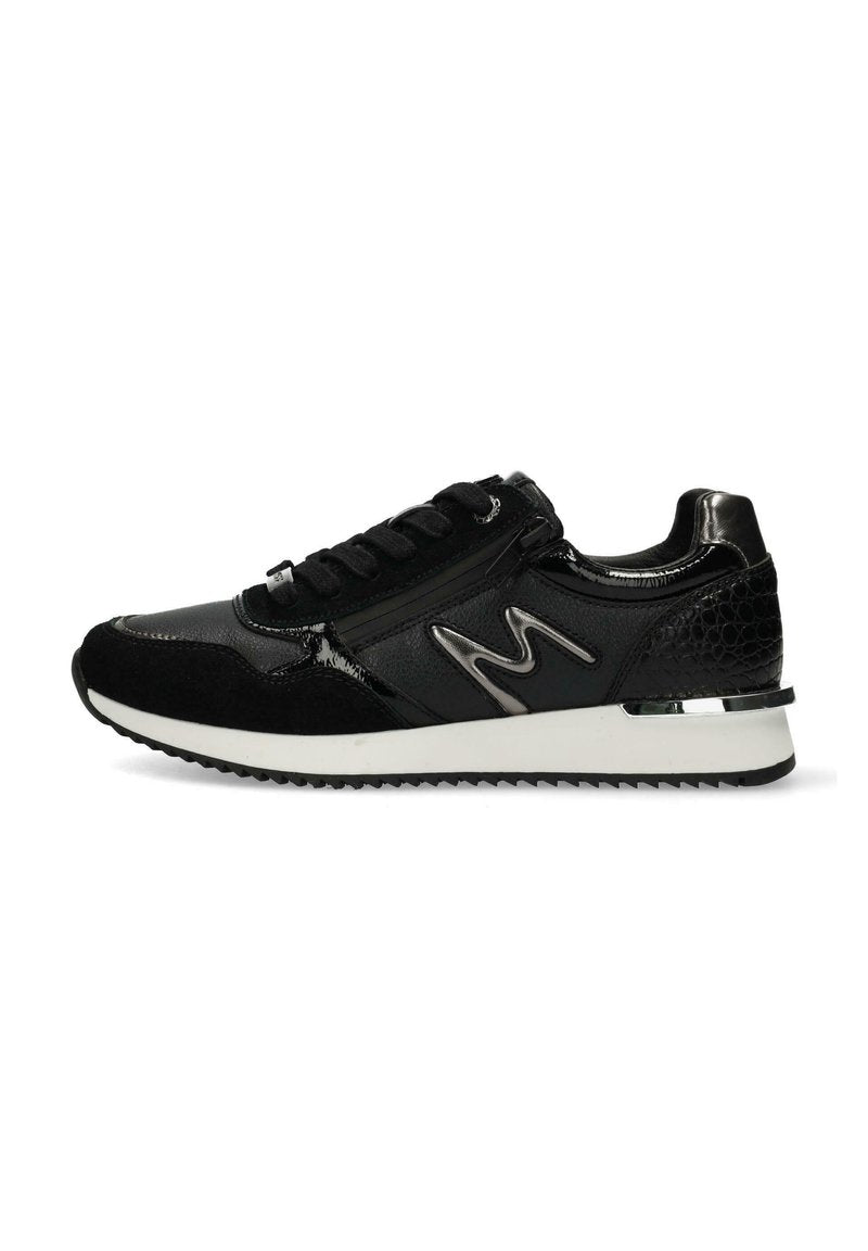 Schwarze Sport Sneaker mit einer Kombination aus glänzenden und Wildleder-Oberflächen, ausgestattet mit einer weißen Zwischensohle, metallischen Akzenten und einer profilierten Gummisohle.