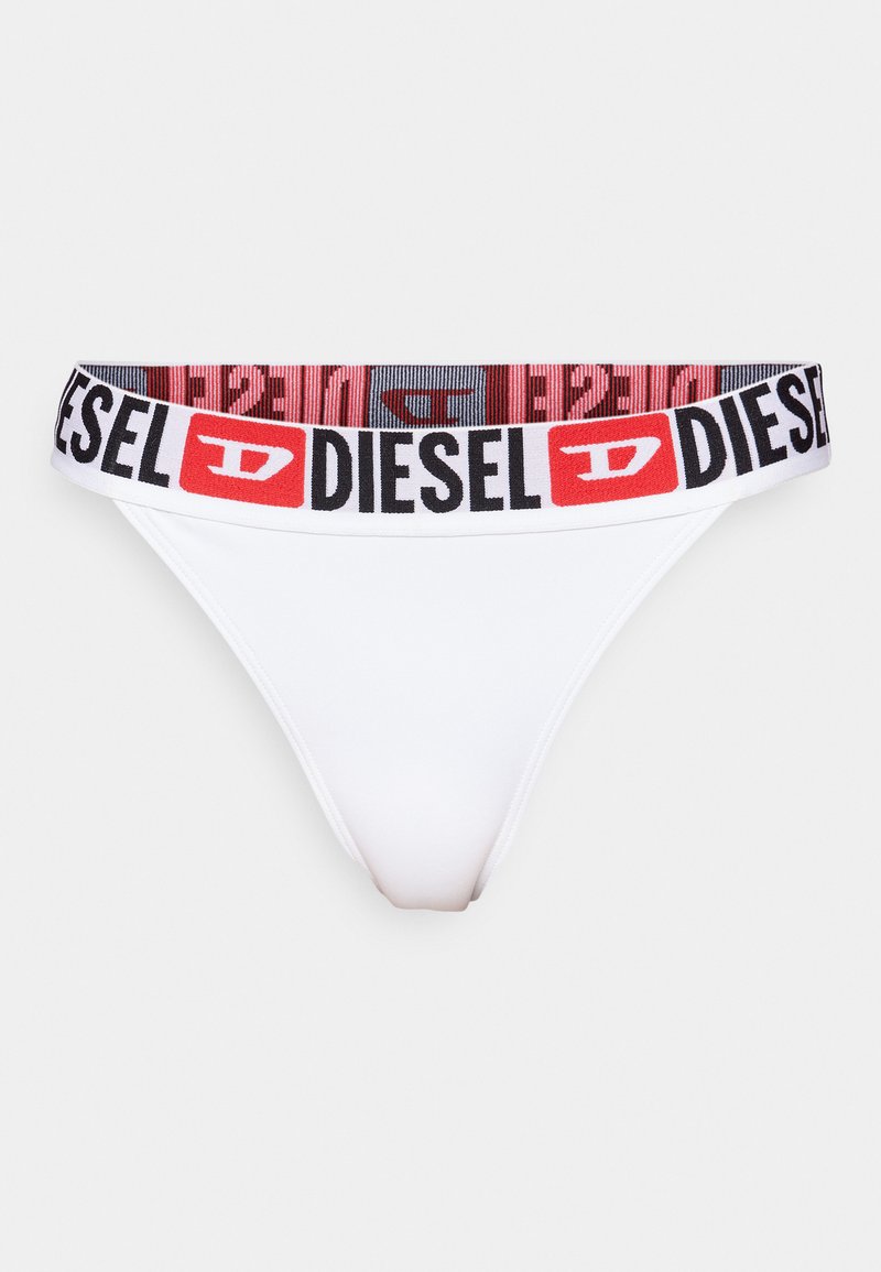 Weißer Tanga mit einem breiten elastischen Bund, der mit schwarz-rotem "DIESEL"-Branding versehen ist. Glattes Material, Design mit minimaler Bedeckung.