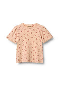 Pfirsichfarbenes Kurzarm-T-Shirt mit rotem Blumenmuster, gerippter Struktur und wellenförmigen Details an den Ärmelkanten. Etikett am Halsausschnitt sichtbar.