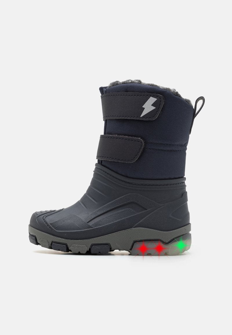 Schwarzer wasserdichter Stiefel mit grauen Akzenten, Gummisohle und Kunstfellfutter. Verfügt über ein Blitzsymbol und eine leuchtende Ferse in Rot und Grün.