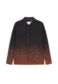 Schwarz-orangefarbener Gradient-Hemd mit langen Ärmeln, Kragen, Brusttasche und strukturiertem Stoff. Auffälliges Verblassen am unteren Rand.