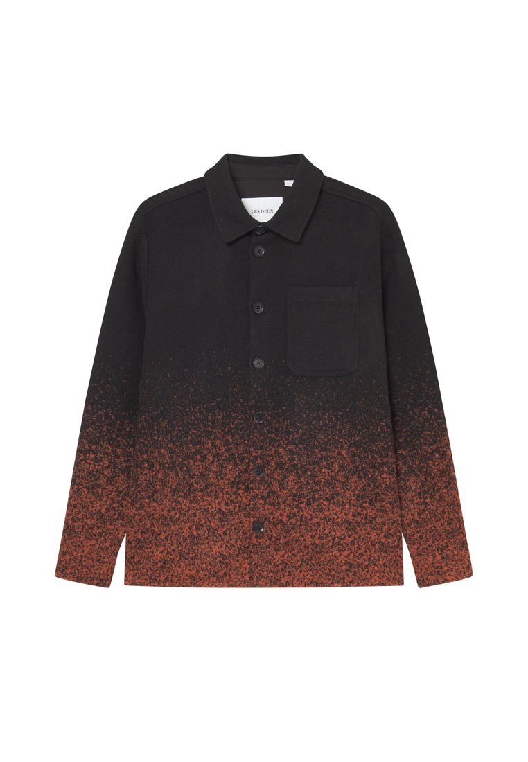 Schwarz-orangefarbener Gradient-Hemd mit langen Ärmeln, Kragen, Brusttasche und strukturiertem Stoff. Auffälliges Verblassen am unteren Rand.