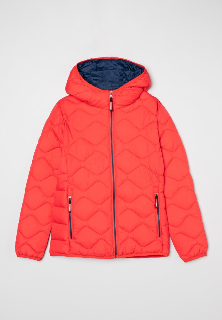Rote gesteppte Jacke mit Kapuze, ausgestattet mit navyfarbenem Innenfutter, durchgehendem Reißverschluss und zwei Reißverschlusstaschen. Leichtgewichtig mit elastischen Bündchen.
