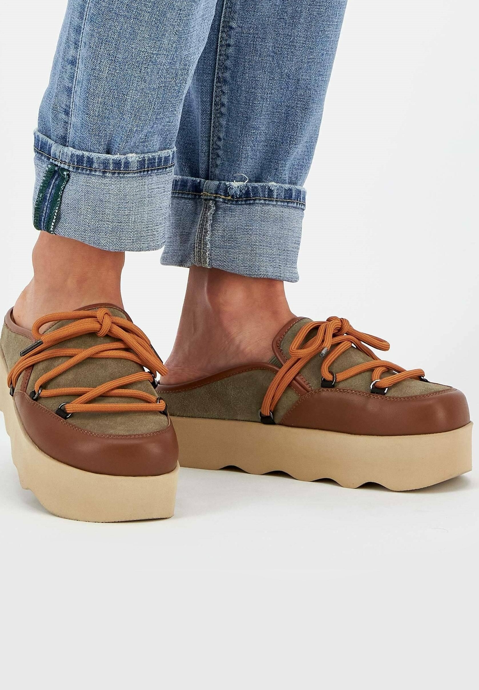 Scholl LINDSAY E