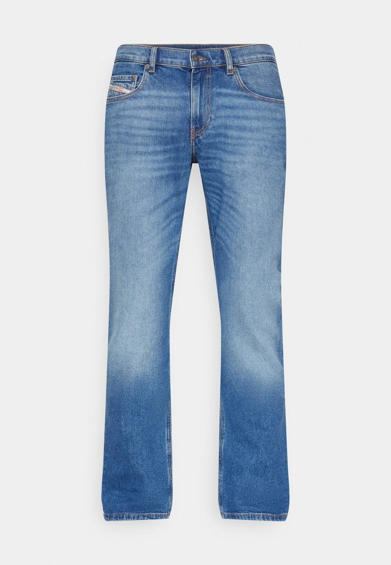 Blaue Denim-Jeans mit weit ausgestellt Design, mittelhoher Taille, braunen Nähten und einer Ausbleichung von dunkel zu hell an den Beinen.