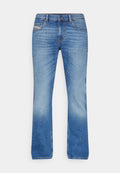 Blaue Denim-Jeans mit weit ausgestellt Design, mittelhoher Taille, braunen Nähten und einer Ausbleichung von dunkel zu hell an den Beinen.