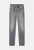 Graue Jeans aus Denim mit geradem Schnitt, versehen mit einem verblassten Finish, fünf Taschen und einem kleinen Markenetikett auf der vorderen Tasche.