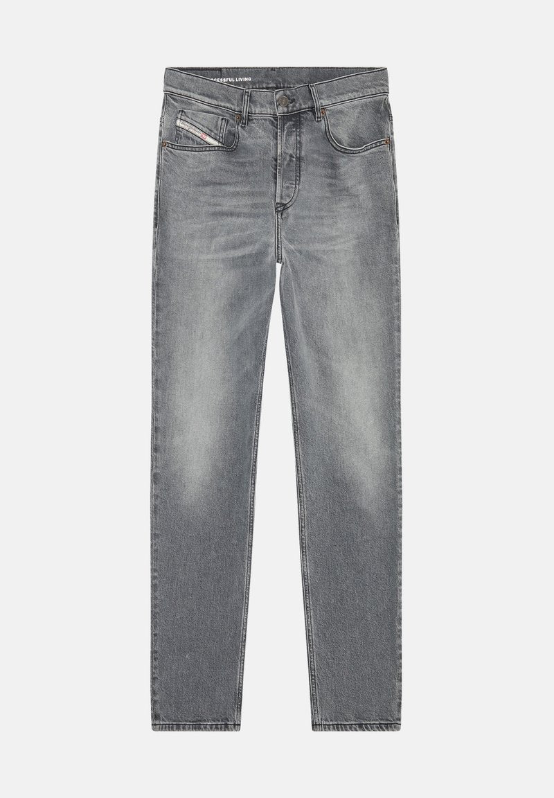 Graue Jeans aus Denim mit geradem Schnitt, versehen mit einem verblassten Finish, fünf Taschen und einem kleinen Markenetikett auf der vorderen Tasche.