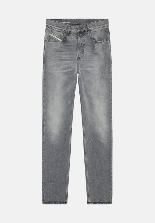 Graue Jeans aus Denim mit geradem Schnitt, versehen mit einem verblassten Finish, fünf Taschen und einem kleinen Markenetikett auf der vorderen Tasche.
