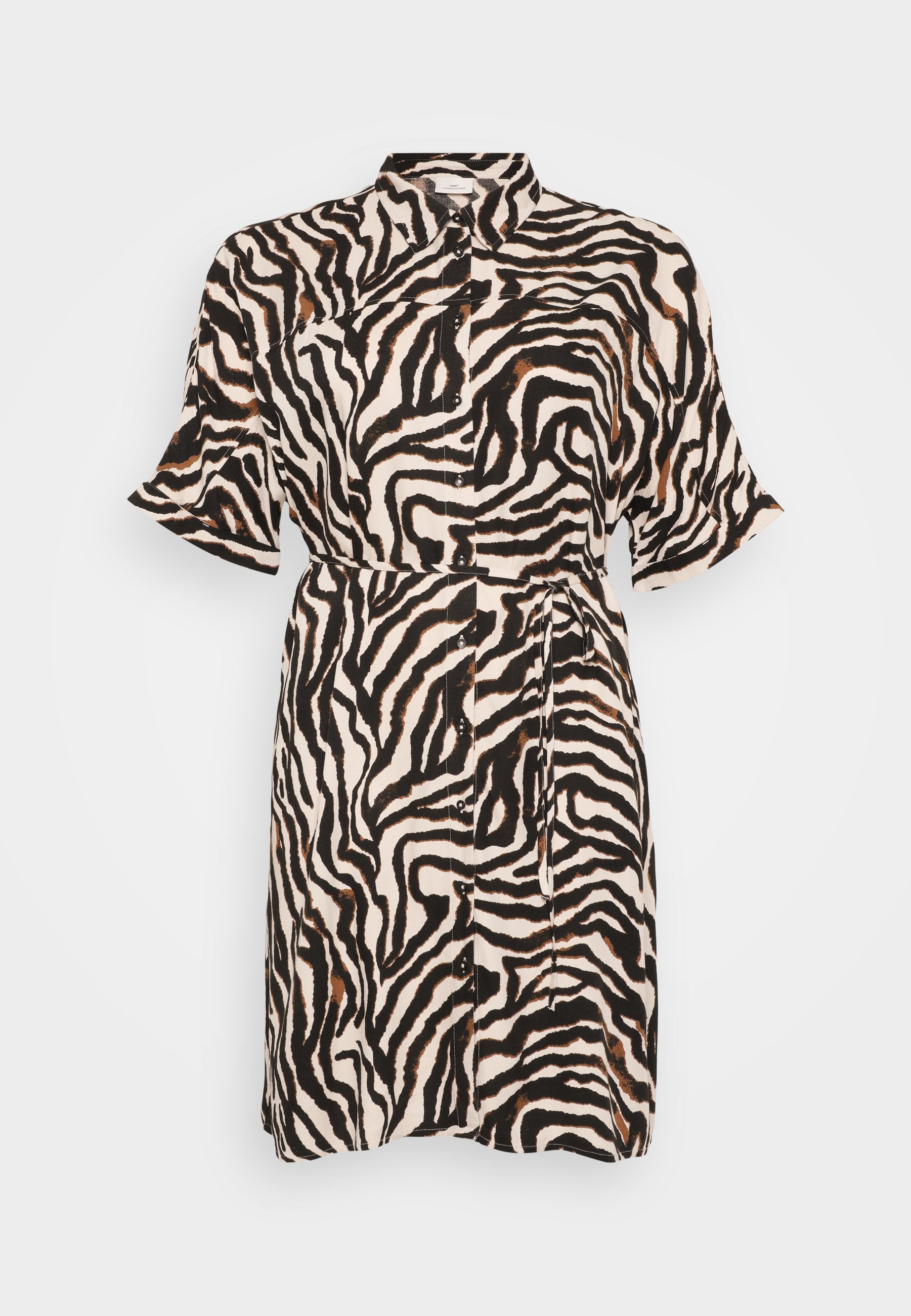 Hemdblusenkleid in schwarz-beigem Zebra-Muster, mit kurzen Ärmeln, einem Bindegürtel in Taillenhöhe und einem klassischen Kragen; aus leichtem Material gefertigt.