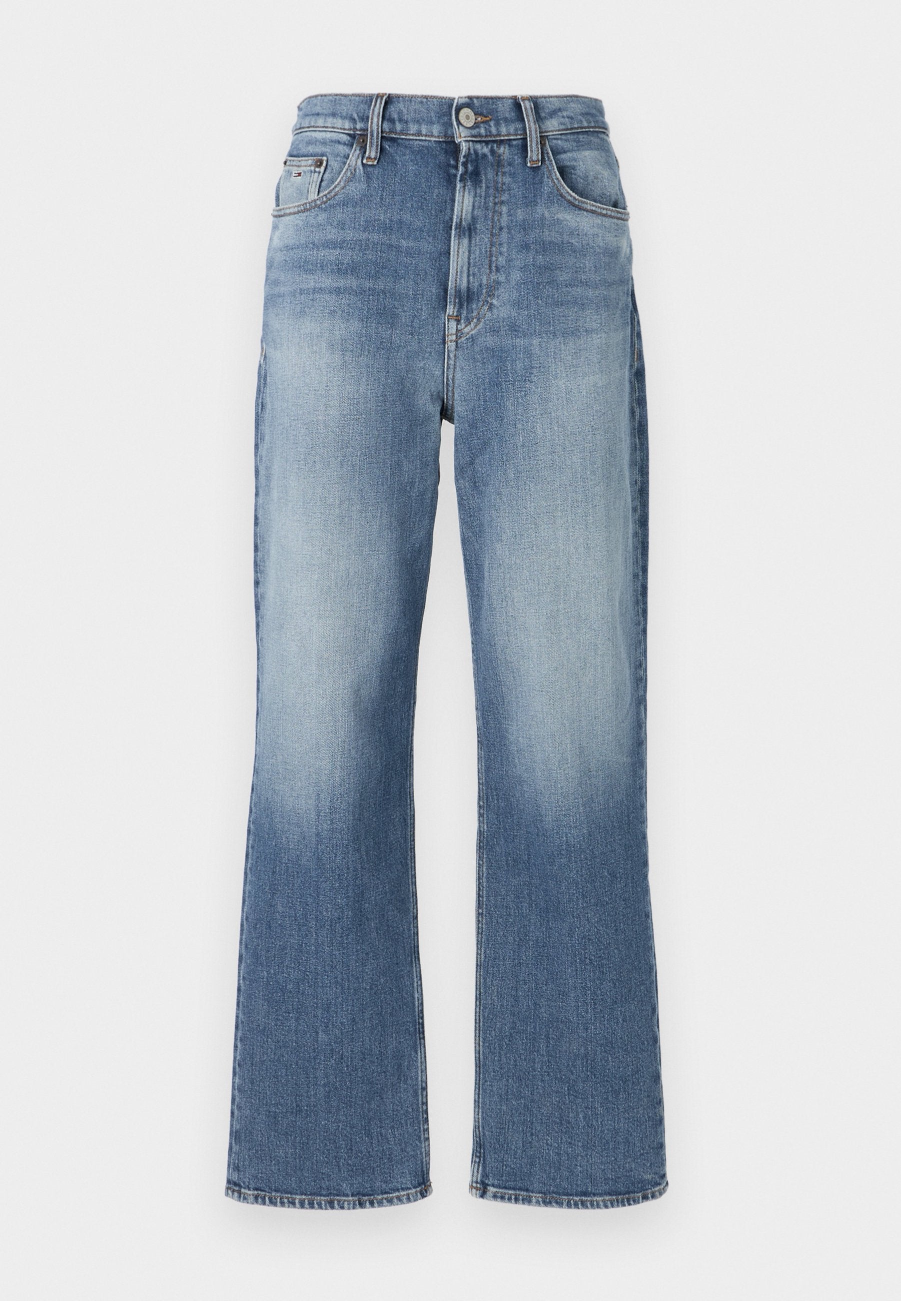 Hellblaue Jeans mit weitem Bein und hoher Taille, mit vorderen Taschen und subtilen Verwaschungen; gerader, umgeschlagener Saum. Keine sichtbaren Verzierungen.