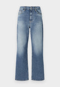 Hellblaue Jeans mit weitem Bein und hoher Taille, mit vorderen Taschen und subtilen Verwaschungen; gerader, umgeschlagener Saum. Keine sichtbaren Verzierungen.