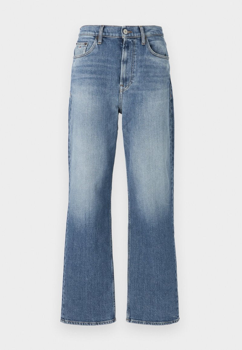 Hellblaue Jeans mit weitem Bein und hoher Taille, mit vorderen Taschen und subtilen Verwaschungen; gerader, umgeschlagener Saum. Keine sichtbaren Verzierungen.