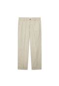 Beige Hosen aus einem leichten Stoff, mit einem Knopfverschluss, seitlichen Taschen und einer geraden Beinform. Glatte Textur.