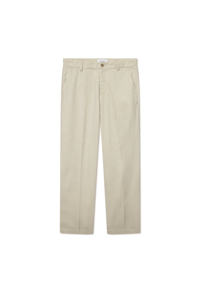 Beige Hosen aus einem leichten Stoff, mit einem Knopfverschluss, seitlichen Taschen und einer geraden Beinform. Glatte Textur.