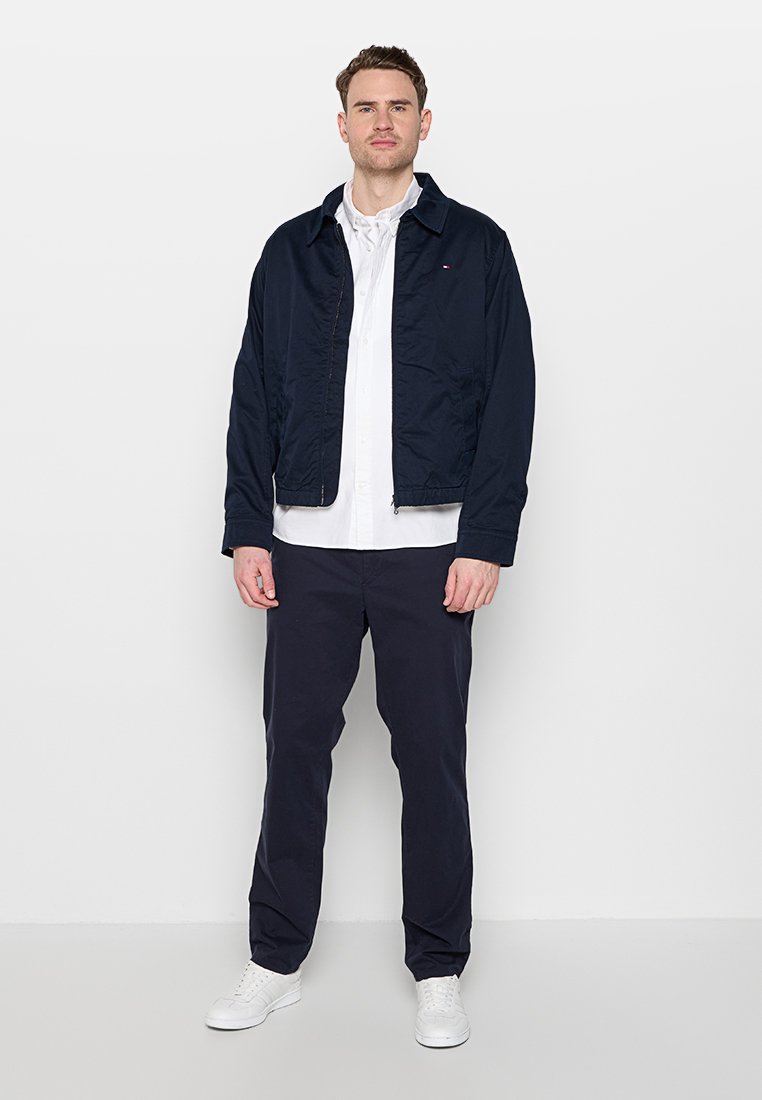 REGULAR FIT Media 2
