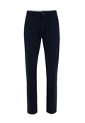 Navyblaue Baumwollchinos mit geradem Bein, ausgestattet mit einem Frontknopfverschluss, Gürtelschlaufen und Seitentaschen. Angenehme, glatte Textur.
