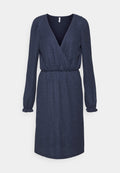 Marineblaues Kleid mit langen Ärmeln und tiefem V-Ausschnitt. Verfügt über ein strukturiertes Muster, ein elastisches Taillenband und Rüschensäume.