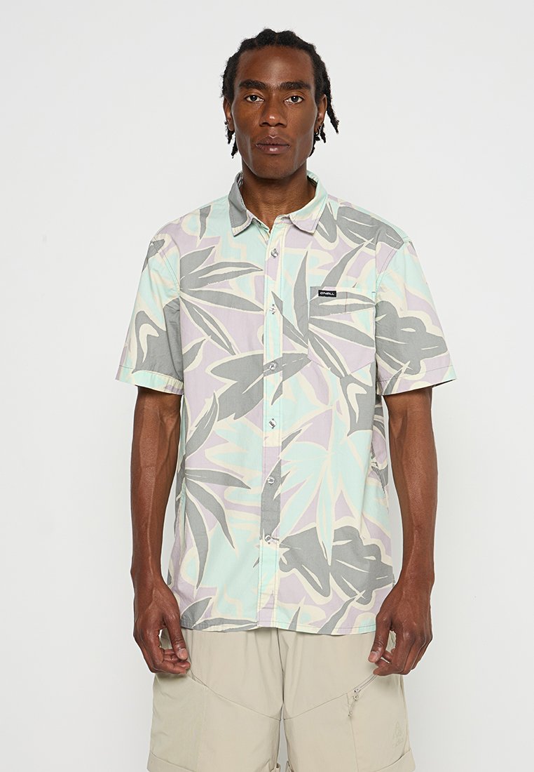 Kurzärmliges Button-Up-Hemd mit einem hellblauen, grauen und pastelllila Blumenmuster, aus weichem Stoff und mit einer Brusttasche.