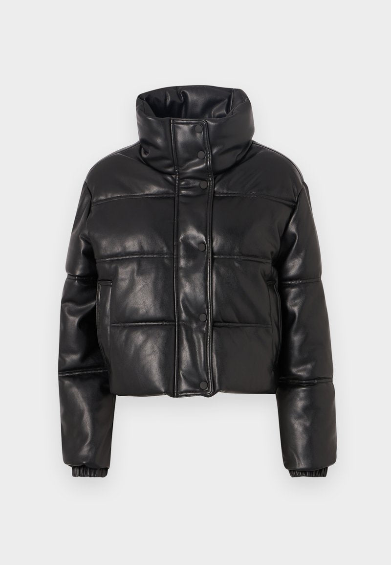 Schwarze, cropped Steppjacke aus Kunstleder mit hohem Kragen, Druckknopfverschluss und gesteppten Einsätzen mit elastischen Bündchen.