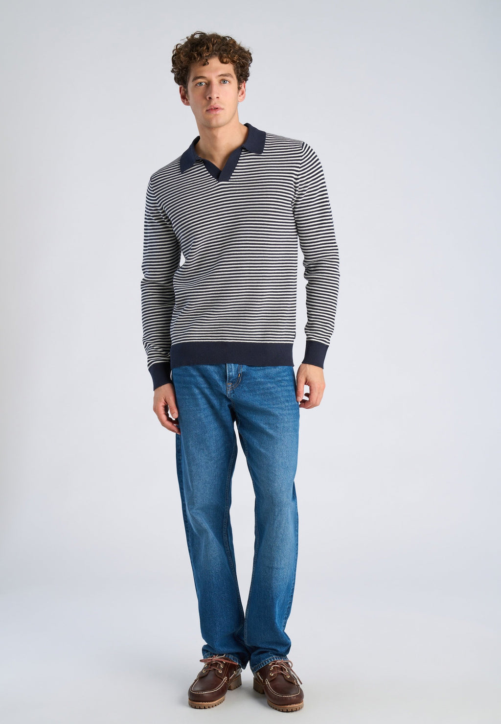 V-NECK  Media 2