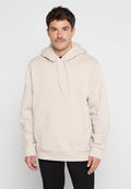 Beige Kapuzenpullover mit einer Fronttasche, gerippten Bündchen und Saum sowie einem Logodetail auf der Brust. Hergestellt aus einem weichen, strukturierten Stoff.