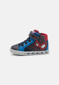 Hoch geschnittene Kinderschuhe in Blau, Schwarz und Rot mit Spider-Man-Design. Ausgestattet mit einem Klettverschluss, strukturiertem Stoff und illustrierten Spinnendetails.