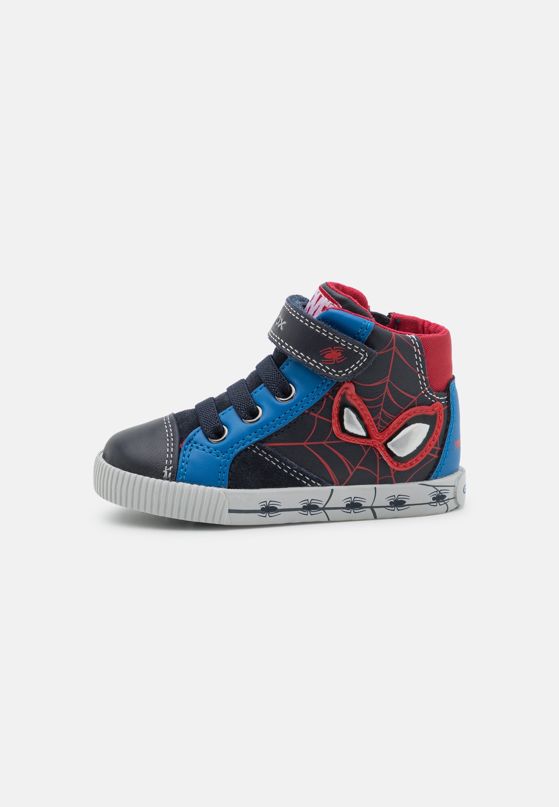Hoch geschnittene Kinderschuhe in Blau, Schwarz und Rot mit Spider-Man-Design. Ausgestattet mit einem Klettverschluss, strukturiertem Stoff und illustrierten Spinnendetails.