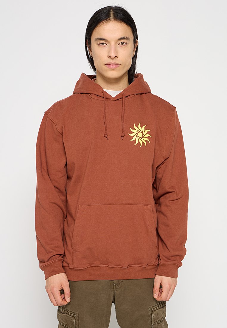Bordeauxfarbener Kapuzenpullover aus Baumwollmischung mit einer vorderen Kängurutasche, Kapuze mit Kordelzug und gelbem Sonnenmotiv auf der linken Brust.
