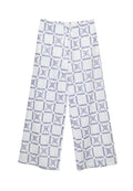 Weiße Schlaghose mit einem blauen geometrischen Muster aus Quadraten und Tropfenformen. Elastischer Bund, leichte Stoffqualität, lässiges Design.