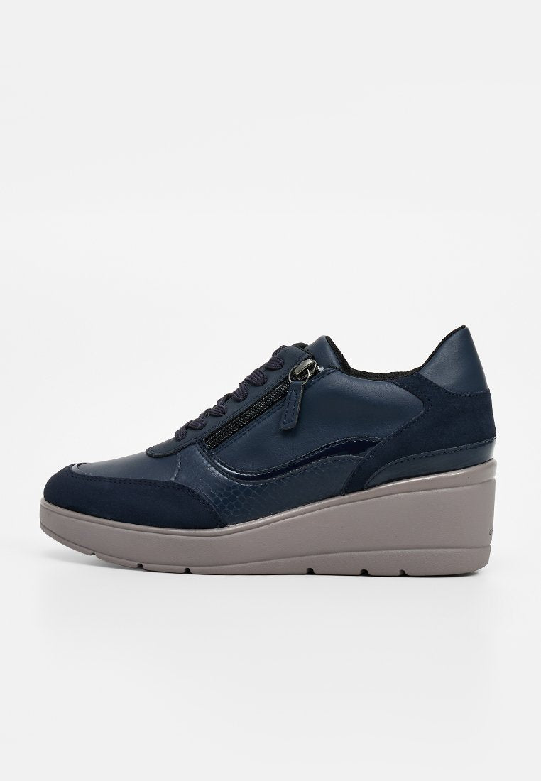 Marineblauer Keilsneaker mit Reißverschluss und Schnürung, strukturiertem Obermaterial und dicker hellgrauer Sohle.