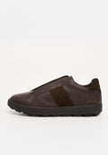 Braune Leder-Slipper mit dunklen Wildlederelementen, runder Zehenpartie, Gummisohle und minimalen Nähdetails.
