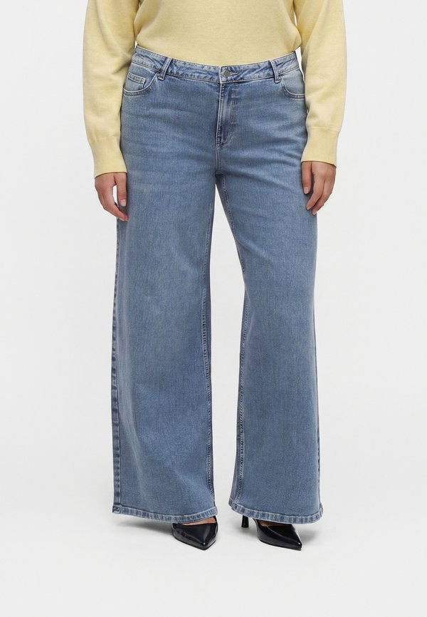 Vero Moda Curve VMCLUSIA REMY WIDE - Relaxed fit jeans - light blue denim