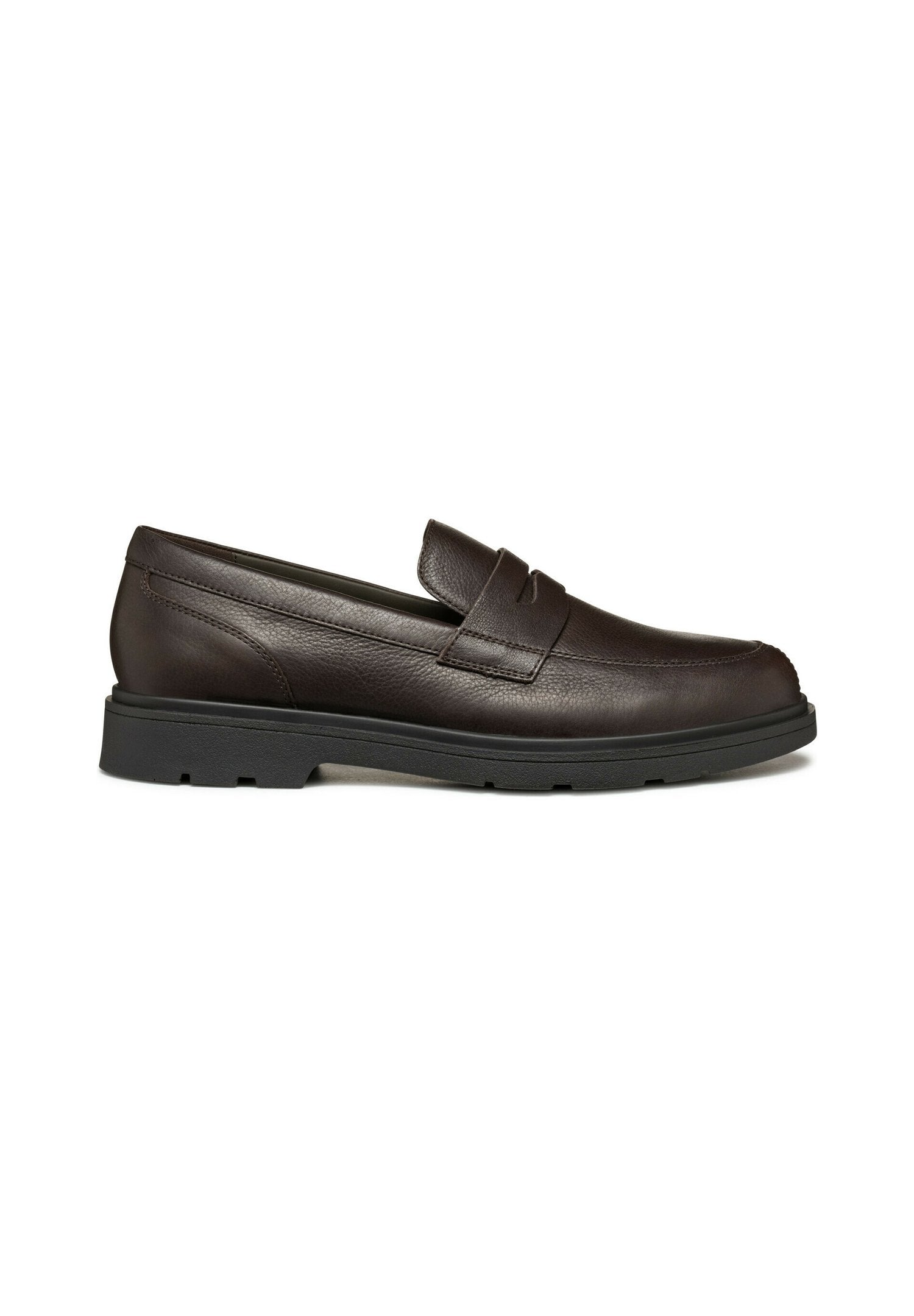 Braune Lederloafers mit glatter Textur, ausgestattet mit einem gestickten Vorderblatt und einer langlebigen schwarzen Gummisohle. Klassisches Schlupfdesign.