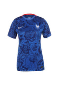 Blaues Nike-Trikot mit aufwendigem Blumendesign, kurzen Ärmeln, roten Akzenten an Kragen und Seiten, mit einem Hahn-Emblem auf der Brust.