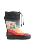 Bunte Gummistiefel mit horizontalen Streifen in den Farben Rot, Orange, Creme und Teal. Schwarzer Rand mit Kordelzug und einem Berggrafik.