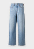 Helleblaue Denim-Jeans mit einem geraden Schnitt, ausgestattet mit einem Knopfverschluss, Gürtelschlaufen und subtilen Ausbleichungen in der Stoffstruktur.