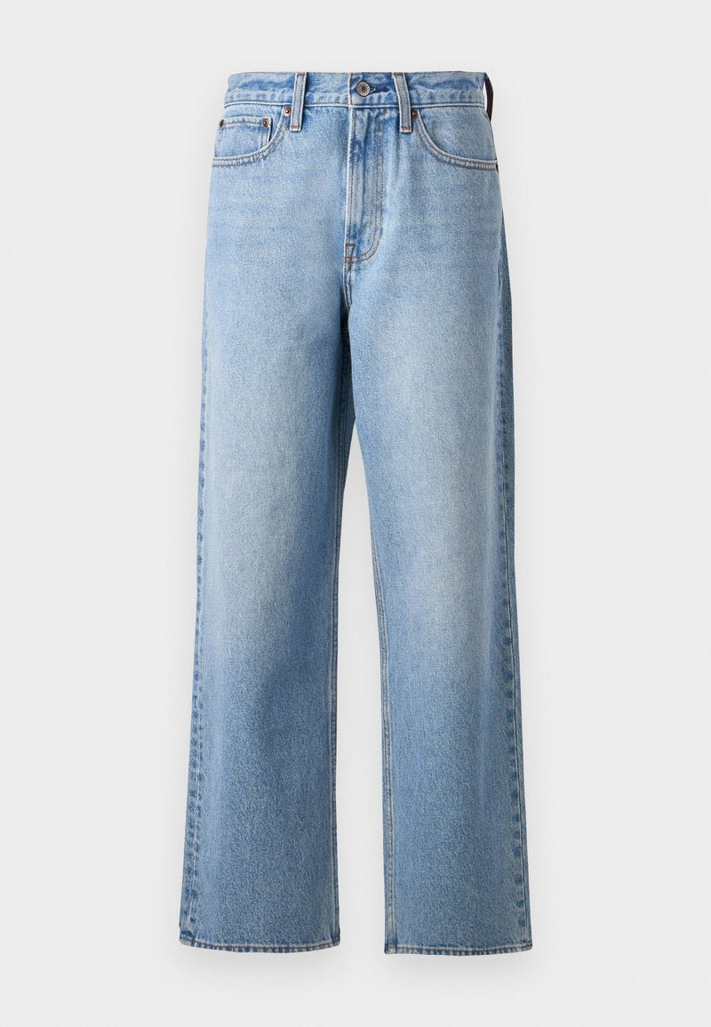 Helleblaue Denim-Jeans mit einem geraden Schnitt, ausgestattet mit einem Knopfverschluss, Gürtelschlaufen und subtilen Ausbleichungen in der Stoffstruktur.