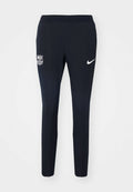 Marinefarbene Sporthosen mit gerippter Textur, die ein weißes Nike-Logo am unteren rechten Bein und ein Barcelona-Wappen auf der oberen linken Seite tragen.