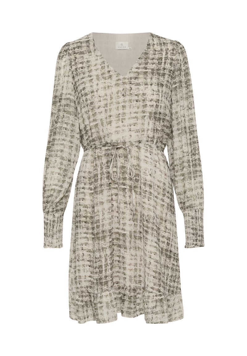 Kurzes Kleid mit kurzen Ärmeln in hellem Beige mit einem gedämpften grauen abstrakten Muster. Verfügt über einen V-Ausschnitt und einen verstellbaren Kordelzug in der Taille.