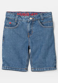 Helleblaue Jeansshorts mit fünf Taschen. Mit rohem Bund und "HUGO"-Logo sowie kontrastierenden Nähten. Klassisches Design mit geradem Bein.