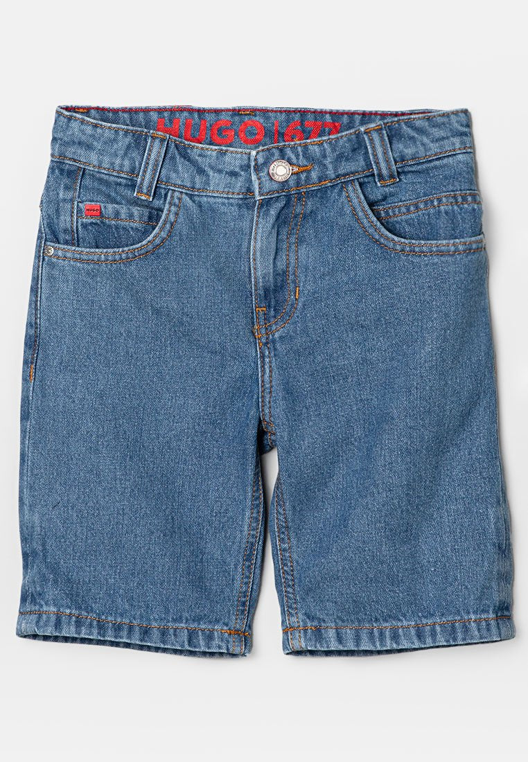 Helleblaue Jeansshorts mit fünf Taschen. Mit rohem Bund und "HUGO"-Logo sowie kontrastierenden Nähten. Klassisches Design mit geradem Bein.