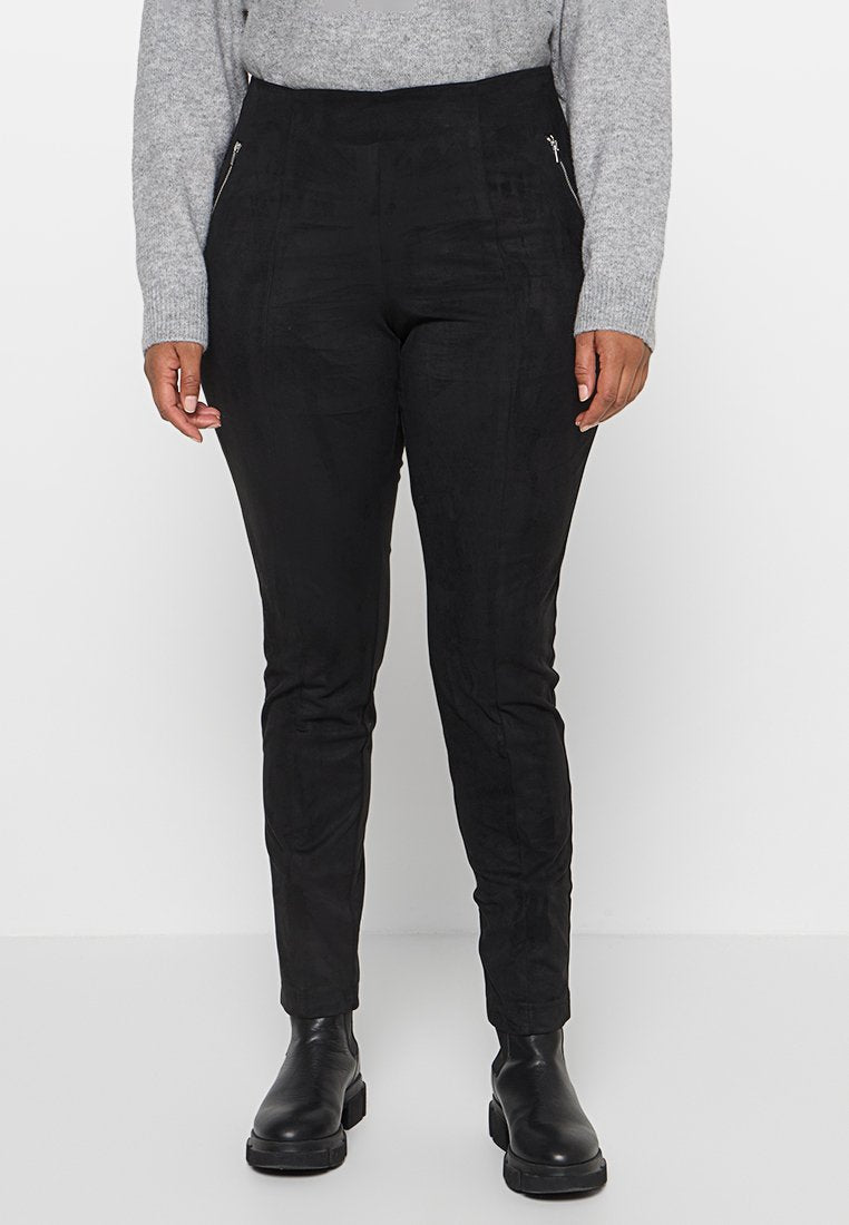Schwarze Hose aus Wildlederimitat mit hoher Taille und seitlichen Reißverschlusstaschen. Slim-Fit-Design, glatte Textur und knöchellange Passform.