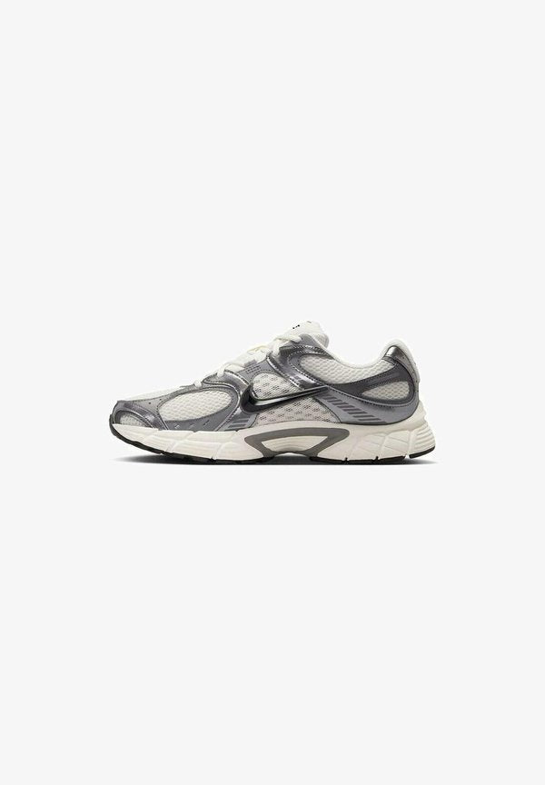 Nike Sportswear STREET V5 RNR SNEAKER - Trainers - white