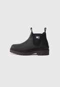 Schwarze Chelsea-Stiefel mit elastischem Seitenteil, Zuglaschen, dicker Sohle und Tommy Jeans-Logo-Patch an der Seite.