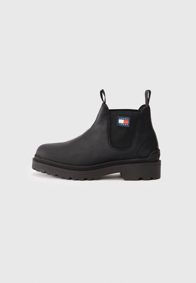 Schwarze Chelsea-Stiefel mit elastischem Seitenteil, Zuglaschen, dicker Sohle und Tommy Jeans-Logo-Patch an der Seite.