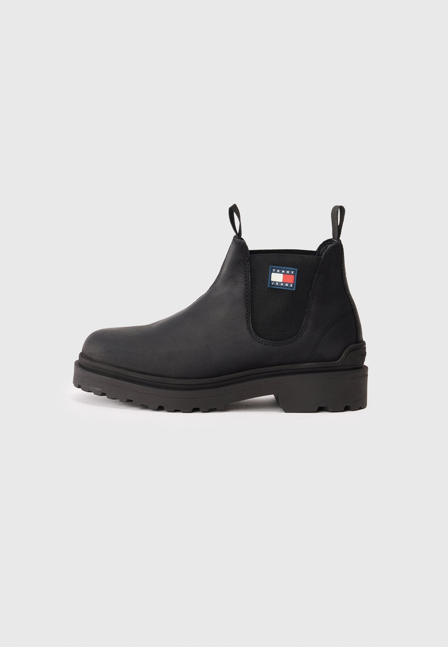 Schwarze Chelsea-Stiefel mit elastischem Seitenteil, Zuglaschen, dicker Sohle und Tommy Jeans-Logo-Patch an der Seite.