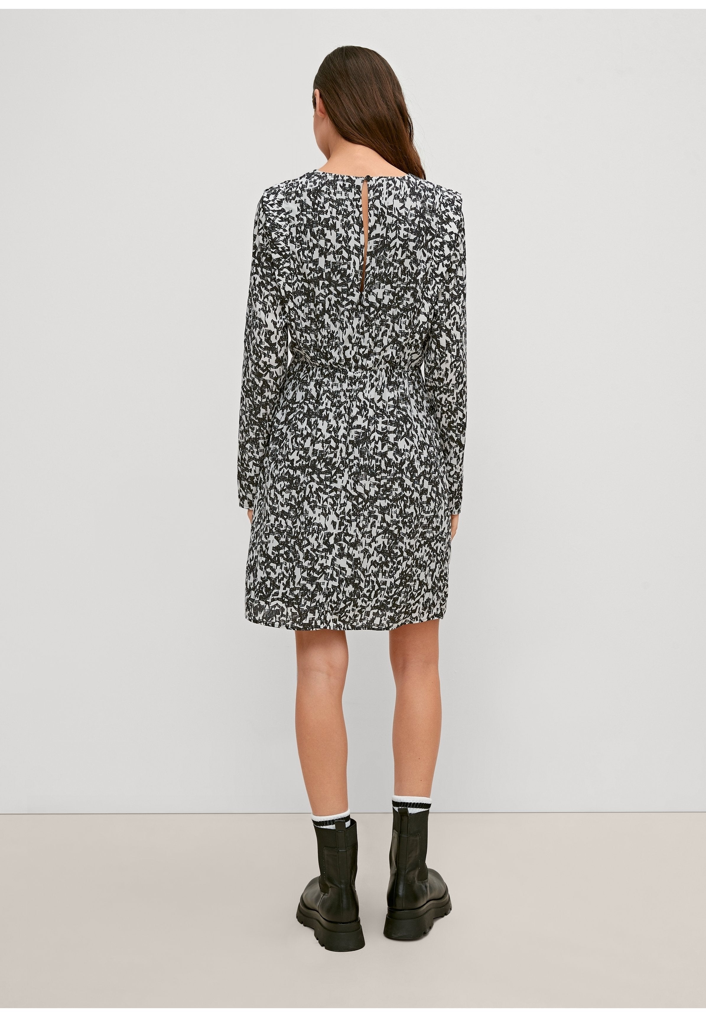 comma casual identity  MIT ALLOVER MUSTER
