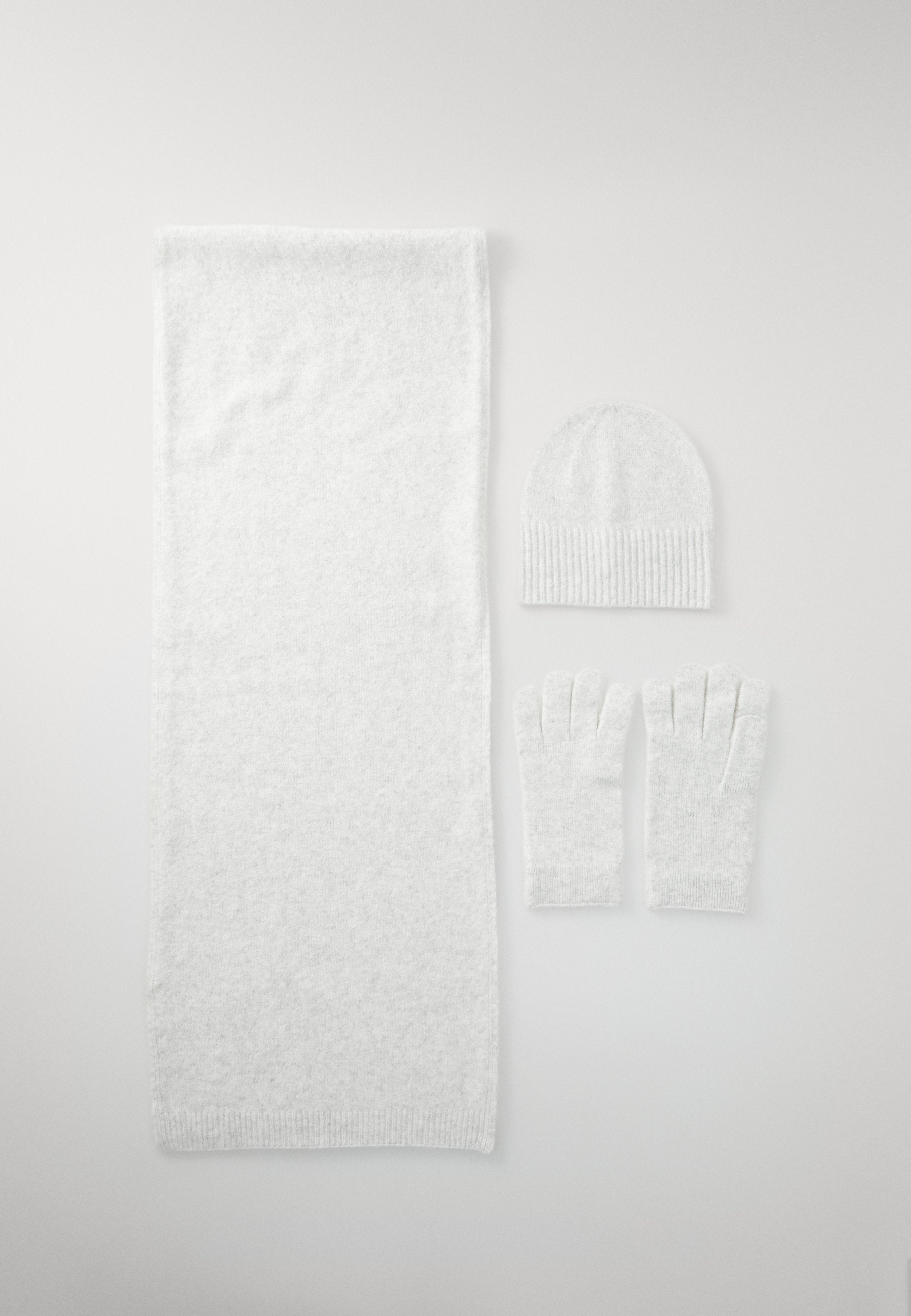 ONLY ONLCHYNA BEANIE SCARF GLOVE SET