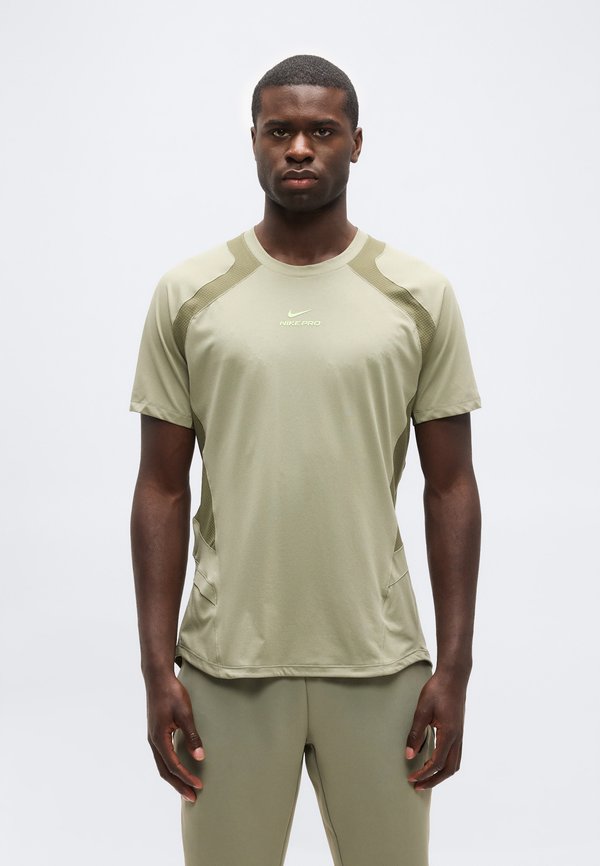 Nike Performance M NP DFADV NPT SS TOP - Sports T-shirt - light army/medium olive/light liquid lime)